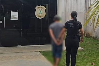 Policial conduz jovem preso após ameaçar filhas e invadir casa da ex no Amazonas.