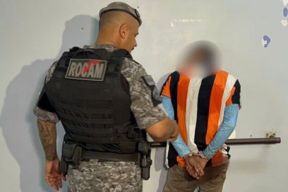 Policial da ROCAM prende suspeito após queda de moto em Manaus