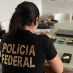 Policial Federal analisa celulares apreendidos em operação contra o tráfico no Amazonas.