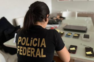 Policial Federal analisa celulares apreendidos em operação contra o tráfico no Amazonas.