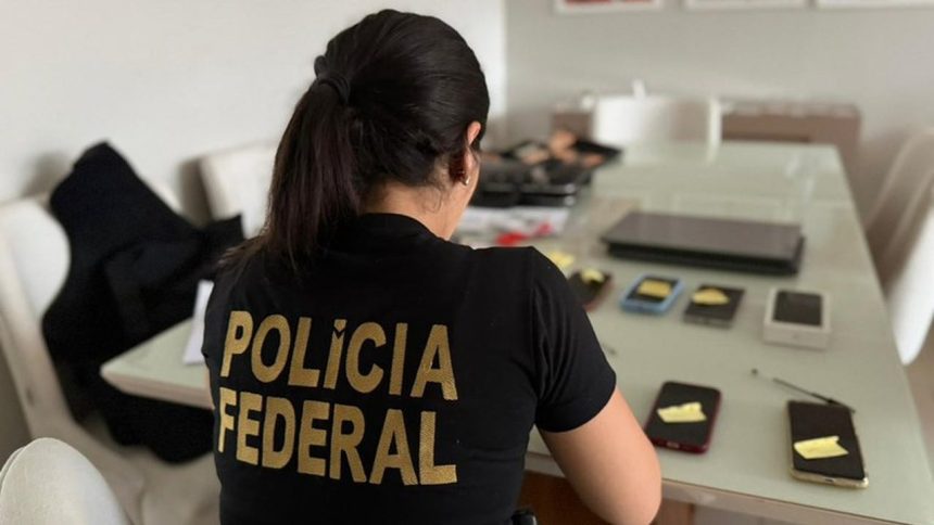 Policial Federal analisa celulares apreendidos em operação contra o tráfico no Amazonas.