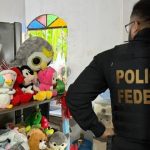 Policial Federal em operação com apreensão de brinquedos.