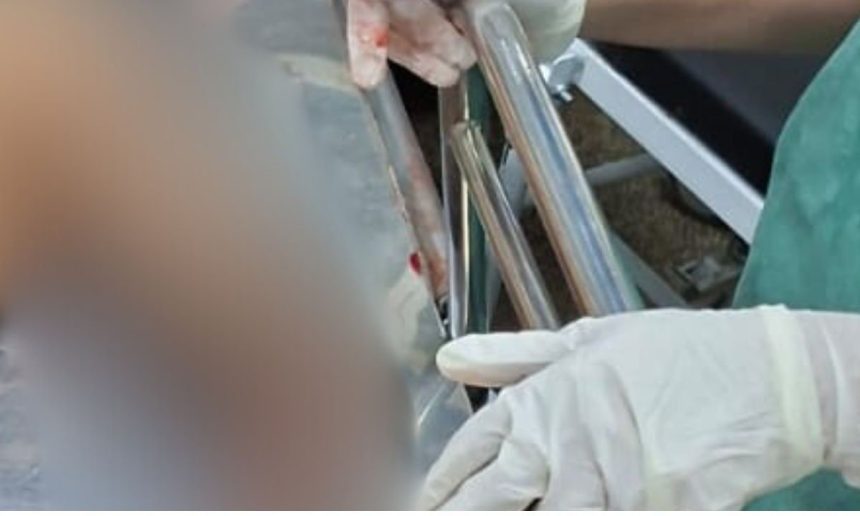 Policial manuseando instrumentos em cena de crime em Manaus.