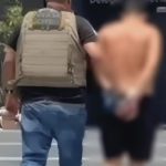 Policial prende homem em Manaus. O suspeito está com as mãos para trás.