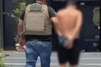 Policial prende homem em Manaus. O suspeito está com as mãos para trás.