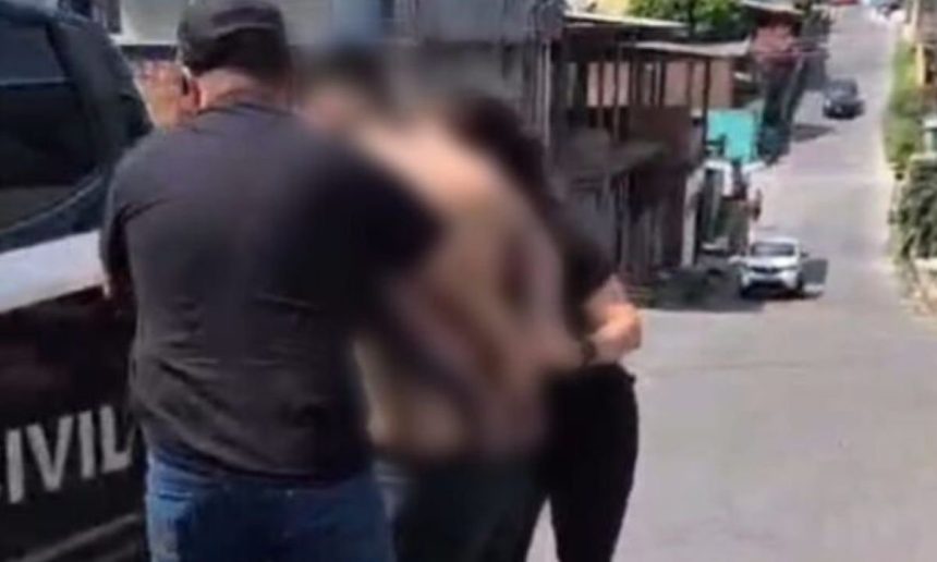Policial prendendo homem em Manaus por ameaças à ex-companheira via Pix