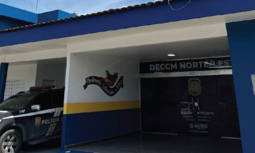 Prédio da DECCM Norte/Leste em Manaus, com carro da polícia e frase 'Atendimento Integrado à Mulher'.