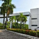 Prédio da Sede do Governo do Estado do Amazonas com carros estacionados.