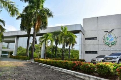 Prédio da Sede do Governo do Estado do Amazonas com carros estacionados.