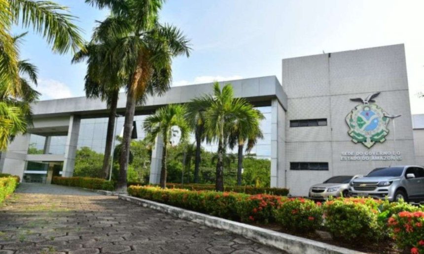 Prédio da Sede do Governo do Estado do Amazonas com carros estacionados.