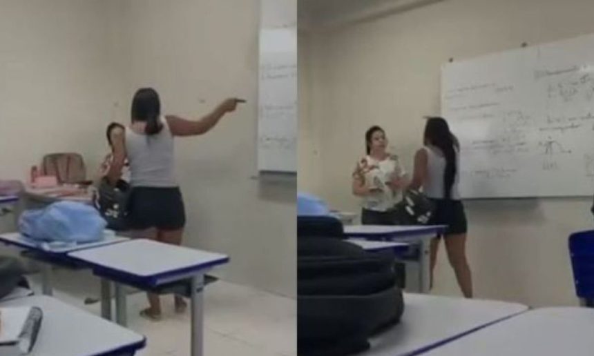 Professora e mãe discutem em sala de aula. A mãe aponta para a professora.