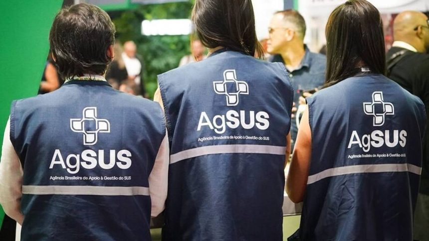 Profissionais de saúde com coletes AgSUS em evento sobre saúde.