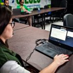 Profissionais recebem treinamento sobre intoxicação por metanol em laptop.