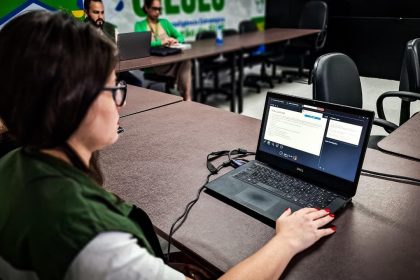 Profissionais recebem treinamento sobre intoxicação por metanol em laptop.
