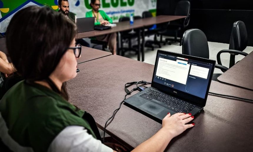Profissionais recebem treinamento sobre intoxicação por metanol em laptop.