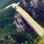 Queda d'água em paisagem natural exuberante no Amazonas.