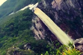 Queda d'água em paisagem natural exuberante no Amazonas.