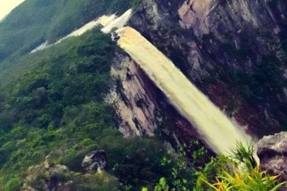 Queda d'água em paisagem natural exuberante no Amazonas.