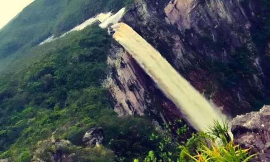 Queda d'água em paisagem natural exuberante no Amazonas.