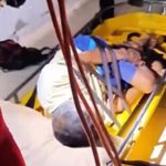 Resgate de homem em maca após queda.