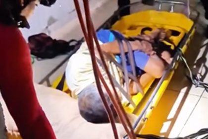 Resgate de homem em maca após queda.