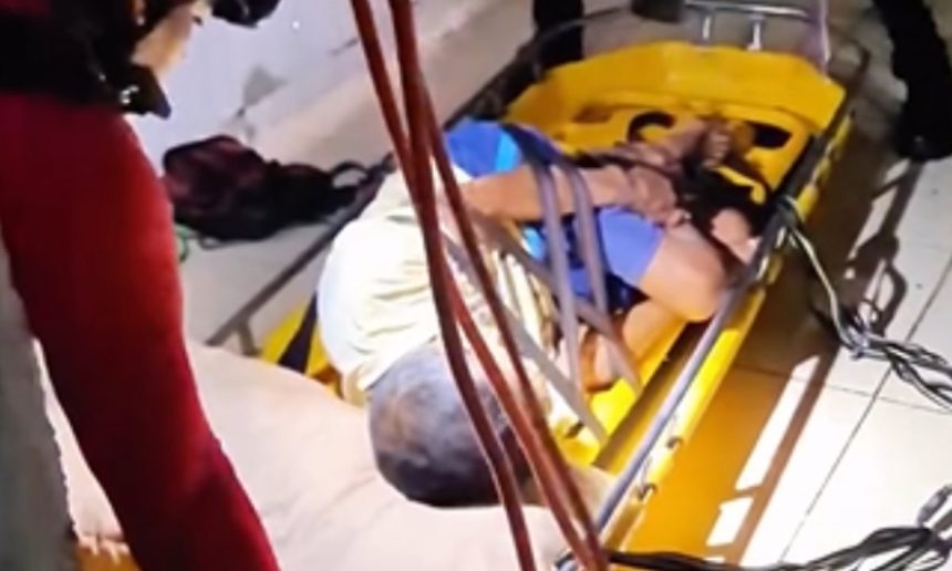 Resgate de homem em maca após queda.