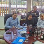 Reunião de negócios na Zona Franca de Manaus sobre instalação de fábrica.