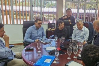 Reunião de negócios na Zona Franca de Manaus sobre instalação de fábrica.
