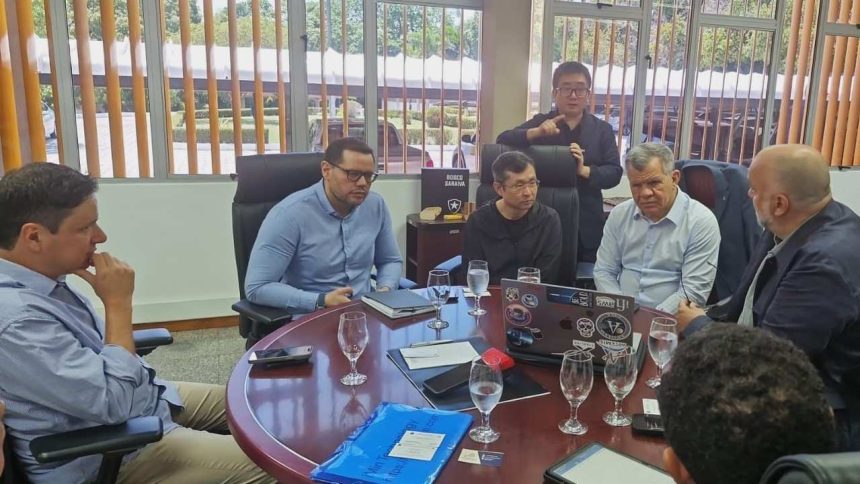 Reunião de negócios na Zona Franca de Manaus sobre instalação de fábrica.