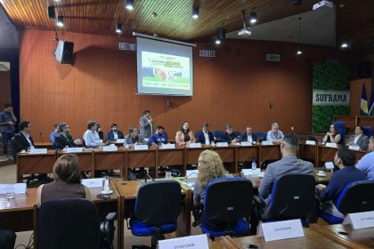 Reunião sobre transformação digital da indústria com INDT apresentando soluções.