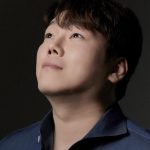 Rim Park, tenor coreano, com olhar para cima, em foto promocional para evento.