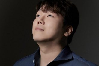 Rim Park, tenor coreano, com olhar para cima, em foto promocional para evento.