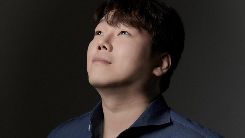 Rim Park, tenor coreano, com olhar para cima, em foto promocional para evento.