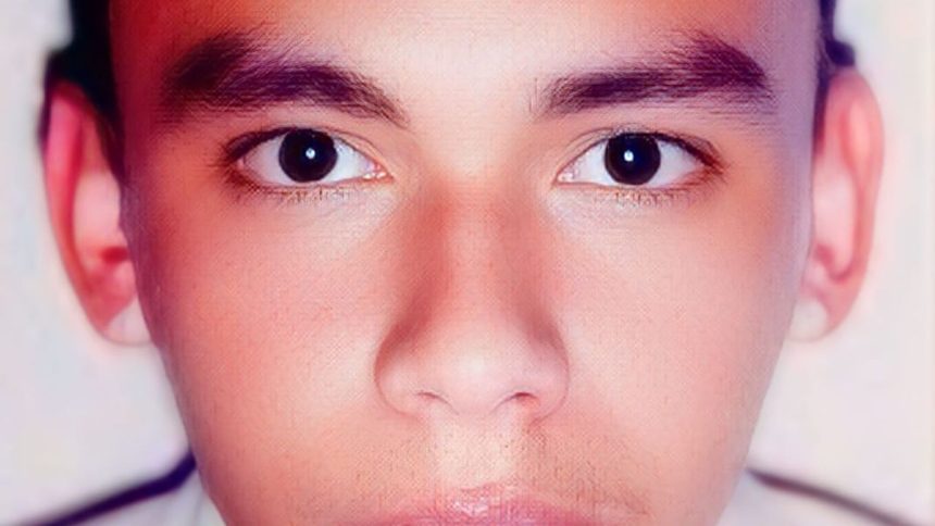 Rosto de homem com olhos escuros em ambiente fechado, possivelmente em um IML.