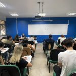 Sala de aula com alunos fazendo prova.