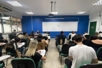 Sala de aula com alunos fazendo prova.