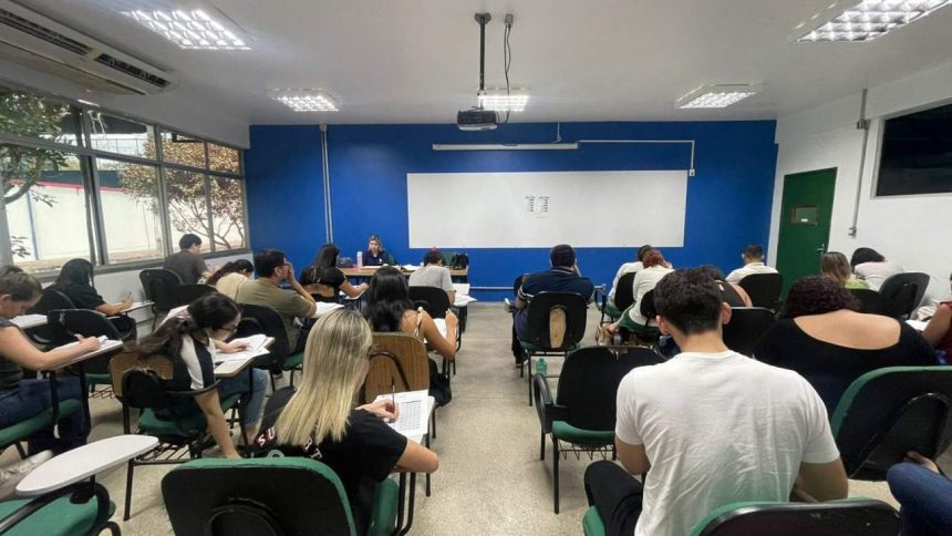 Sala de aula com alunos fazendo prova.