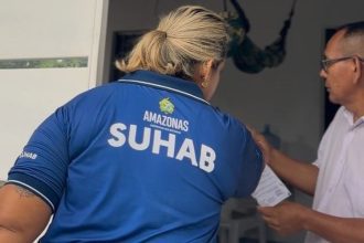 Servidora da SUHAB orienta morador durante recadastramento no Conjunto Cidadão XII