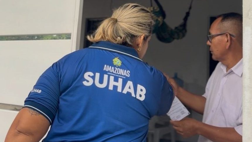 Servidora da SUHAB orienta morador durante recadastramento no Conjunto Cidadão XII