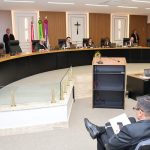 Sessão de julgamento com juízes e advogados em plenário.