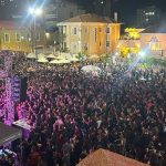 Show de encerramento do Tacacá na Bossa com Especial Led Zeppelin, multidão vibrante.