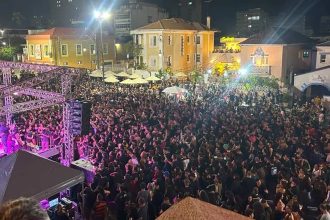 Show de encerramento do Tacacá na Bossa com Especial Led Zeppelin, multidão vibrante.