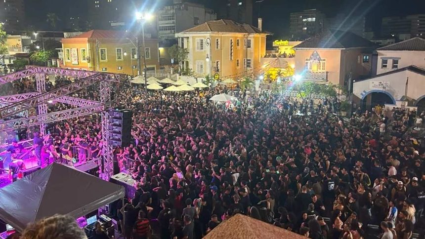 Show de encerramento do Tacacá na Bossa com Especial Led Zeppelin, multidão vibrante.