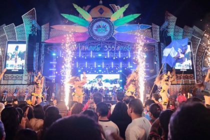 Show de fogos e dançarinas no palco do Boi Manaus 2025.