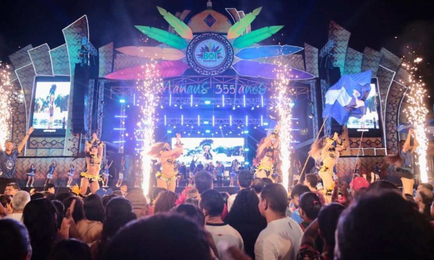 Show de fogos e dançarinas no palco do Boi Manaus 2025.