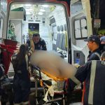 Socorristas atendem vítima em ambulância após acidente de moto em Manaus.