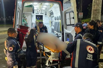 Socorristas atendem vítima em ambulância após acidente de moto em Manaus.