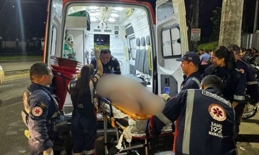 Socorristas atendem vítima em ambulância após acidente de moto em Manaus.