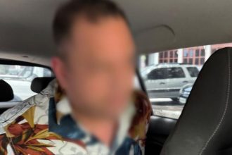 Suspeito de golpes em Manaus é preso dentro de um carro.