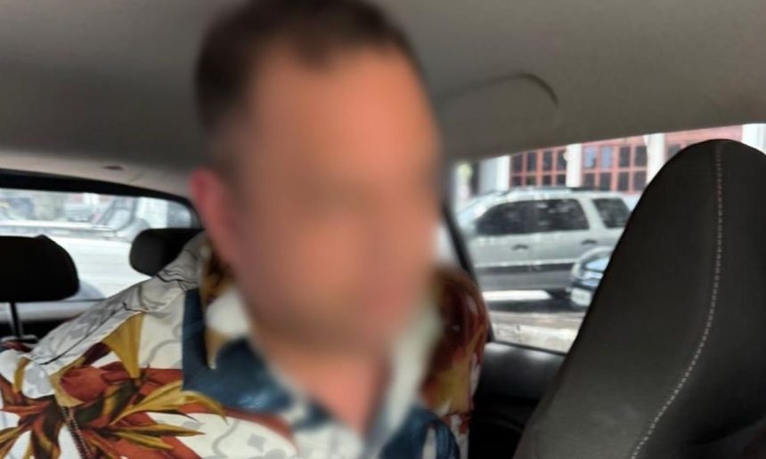 Suspeito de golpes em Manaus é preso dentro de um carro.